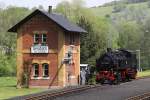 99 735 legt am 22.05.2010 am Steinbacher Wasserhaus einen kurzen Halt ein. Wasser wurde immer in Jhstadt genommen, da der Steinbacher Wasserkran zu niedrig ist.