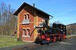 Die  badische  IV K mit der Nummer 99 1590-1, welche am 28.03.16 mit Personal aus dem Hochschwarzwald unterwegs war, am bekannten Wasserhaus in Steinbach.