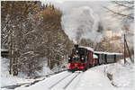 Am Ende des Tages zieht die 99.1542 den Fotozug Richtug Jöhstadt. Hier nahe HP Wildbach.