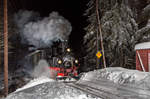 Der letzte Zug des Tages am 14.1.2017 fährt in Schlössl ein.