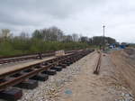 Die Schienen auf der neuen Überladerampe in Putbus sind jetzt auch schon verlegt.Aufnahme vom 06.Mai 2017.