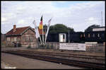 Fahnenschmuck im Bahnhof Putbus am Tag der Wiedervereinigung am 3.10.1991. Im Hintergrund ist ein Personenzug des Rasenden Roland zu sehen.