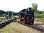 Zugleiter und das Lokpersonal,auf der 99 4633,hatten Zeit und warteten,am 09.Juni 2018,in Putbus,auf den Zug aus Göhren.