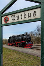 Lok 99 1781 eingerahmt vom Bahnhofsschild des Kleinbahnhof’s in Putbus.