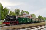 15. Juni 2011, Bahnhof Putbus: P102 von Göhren ist soeben angekommen. Er wird nach dem Ansetzen der Diesellok 251 901 am Zugende auf dem Dreischienengleis weiter nach Lauterbach-Mole fahren.