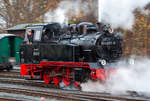 Lok 99 4801 eilt nach der Aufnahme von Betriebsstoffen in Putbus an die Personenwagen des „Rasenden Roland“. - 28.11.2020

 
