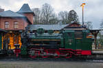 Restaurierte Mh 53 Lok 99 4633 bei „DRG Dampftechnik Reichelt“, wieder auf Rügen im Einsatz, hier am frühen Abend in Putbus am Bahnsteig. - 05.01.2021 
