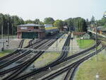 Der Schmalspurbereich in Putbus mit der neuen Wagenhalle und der alten Einsatzstelle am 20.August 2024.