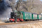 Die Lok Mh 53 mit dem „Rasenden Roland“ verdampft das Werbeschild in Sellin. - 06.03.2025