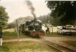 99 4802 verlt nach kurzem Halt mit ihrem Personenzug Ghren-Putbus im September 1997 den Haltepunkt Garftitz.