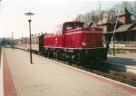 Im Mai 2000 stande V51 901 zusammen mit einem Wagen vom Traditionszug in Putbus.