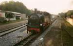 99 (1)782 fhrt an einem Abend im Juni 1999 in Putbus an ihrem Zug um ihn das letzte Mal nach Lauterbach Mole zubringen.Im Hindergrund fhrt die Mh52 ebenfalls an den Zug nach Lauterbach Mole.