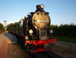 99 4011-5 steht am Abend des 30.05.09 mit P 114 nach Putbus LB in Binz LB und sonnt sich kurz vor Abfahrt ein wenig.