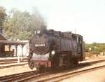 Hinter der von der Bahn versuchten Nummer 099 748 verbirgt sich die 99 1784.Am 21.August 1992 dampfte Sie in Putbus ber den Bahnhof.