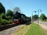 99 1784 als Schlulok am P 109 Lauterbach Mole-Ghren am 01.Juli 2010 beim berqueren eines Bahnbergangs in Lauterbach.