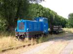 Einen schattigeen Abstellplatz hat 199 008 unterhalb eines Baumes in Putbus.