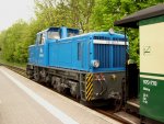 Lok 251 901-5 steht am 28.05.2010  mit einem Personenzug in Lauterbach/Mole abfahrbereit nach Putbus.
Nur in den Sommermonaten verkehren die Zge der Rgenschen Bderbahn auf diesem Streckenabschnitt.