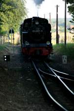 Ein Personenzug  geführt von 99 4801-9 fährt in Sellin Ost ein.06.07.2014 20:08 Uhr.
