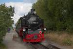 Abfahrt des Rasenden Rolands am Haltepunkt Lauterbach Mole. Zusehen auch das Dreischienengleis mit 750 und 1435 mm, das von Putbus nach Lauterbach Mole führt. - 21.09.2013
