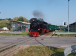 Gerade den Einkauf ins Auto verstaut,als sich die Schranken,am 13.September 2016,für 99 1784 schloßen und mit ihren Zug aus Putbus nach Lauterbach Mole ausfuhr.