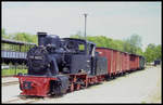Dieser Museums Zug mit der Heeresfeldbahn Lok 994652 stand am 29.5.2004 in dieser Zusammenstellung im Bahnhof Putbus auf Rügen.