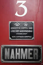 Schilder an der Diesellokomotive  Nahmer . (Hüinghausen, November 2018)