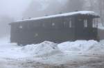 abgestellt in Schönheide ......ist dieser Wagen, Schnee und Nebel wirken gespenstisch.11.02.2015  16:50 Uhr.