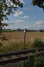 Etwas windschief steht das Pfeifsignal links neben dem Gleis.
Sonntag den 6.8.2017