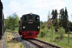 Die Lok 101 der Selfkantbahn mit den Fahrschul Schildern am 10.05.2015 beim umsetzen im Bahnhof Gillrath