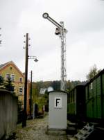 Ein Streckenfernsprecherhuschen und ein Flgelsignal gehren zum Verkehrsdenkmal Geyer wie auch eine Telegrafenleitung, 03.10.07
