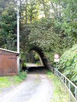 In der Nhe dieses Betondurchlasses im Bahndamm am Haltepunkt Ehrenfriedersdorf entgleiste 1927 ein abgegangener Gterzug mit 40 Achsen, 03.10.07