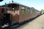 Ein Schmalspur-Personenwagen am Bahnhof Radebeul-Ost (April 2014)