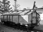 Ein Klappdeckelwagen am Bahnhof Radebeul-Ost.