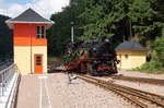 18.06.2017 - Eröffnung der Weißeritztalbahn auf dem oberen Streckenabschnitt zwischen Dippoldiswalde und dem Kurort Kipsdorf. 
Hier setzt 99 1734-5 in Kipsdorf vor den Zug zurück nach Freital-Hainsberg. Die Farbe des Stellwerks ist historisch. (Hoffentlich war`s nicht die historische Grundierung :-))