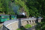 Einfahrt von P 6006 (Freital-Hainsberg - Kurort Kipsdorf) am Nachmittag des 17.06.2017 in den Haltepunkt Rabenau. (Bild 2) Hier gibt es von Vorspannlok 99 1793 einen kurzen Achtungspfiff, da der Haltepunkt direkt auf einem Bahnübergang liegt und der Zug auch mitten auf der Straße zum Stehen kommt. Lange brauchen die Autofahrer aber nicht zu warten, denn der Aufenthalt ist nur kurz, sehr zum Leidwesen der Fotografen!