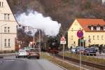 99 1777 mit P5006 in Richtung Dippoldiswalde am 31.12.2012 beim Passieren der Straenkreuzung in Freital-Comannsdorf.