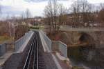 Die im Rahmen des Wiederaufbaus nach der Flutzerstrung von 2002 restaurierte Brcke ber den Bormannsgrund, einem stlichen Seitenarm der Talsperre Malter. Im Zuge der Sanierung wurde der alte aus Holzplanken bestehende Windschutz auf der Westseite der Brcke entfernt, wodurch jetzt von der Talsperre aus auch vernnftige Aufnahmen der Zge auf der Brcke mglich sind. Auch wurde der gesamte Oberbau erneuert. Rechts ist die nahezu baugleiche Straenbrcke zu sehen. Die Aufnahme entstand am Nachmittag des 31.12.2012 von der Plattform des letzten Waggons von P5006 bei seiner Fahrt in Richtung Dippoldiswalde aus.