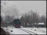 99 787 mit SOEG 700 vor dem Bahnhof Bertsdorf mit dem Weihnachtsmannzug nach Jonsdorf am 24.12.2009