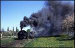 Vor der Bergfahrt nach Bertsdorf hat der Heizer der 991762 noch mal kräftig Kohlen nachgelegt und nebelt damit am Ortsrand von Zittau am 2.5.1990 die Landschaft mit schwarzem Qualm ein.