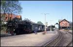 991762 der Zittauer Schmalspurbahn steht am 2.5.1990 vor einem Personenzug nach Jonsdorf im Bahnhof Bertsdorf.