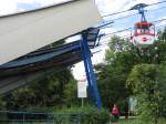 Eine Gondel der Rheinseilbahn Kln begibt sich am 12.8.13 vom Rheinpark aus auf den Weg auf die andere Rheinseite.