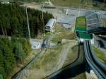 Vogtlandarena, Blick von oben auf die Schanze und die Standseilbahn links, die Rckfahrt ins Tal erfolgt ber eine ca.500m lange Strecke durch den angrenzenden Wald, April 2007