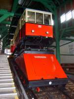 Hier der Triebwagen der Oberweisbacher Bergbahn auf der Gterbhne am 5.2.09 in der Bergstation Lichtenhain.