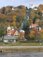 Die Schwebebahn zwischen Dresden-Loschwitz und Oberloschwitz von der Elbe aus gesehen
