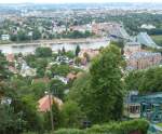 Das Blaue Wunder - die 1893 eröffnete Stahlbrücke über die Elbe - ist eine der Attraktionen, die Fahrgäste der Dresdener Schwebebahn von der Aussichtsplattform aus erblicken können. Der Blick über die Stadt ist atemberaubend. 28.6.2014, Dresden