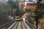 Wagen 1 der Dresdner Standseilbahn erreicht bergfahrend gerade die Ausweichstelle. Aufnahme erfolgte am 31.12.2012 aus dem talfahrenden Wagen.