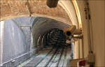 In der Heidelberg 'U-Bahn' -

Die Heidelberg Bergbahn liegt zwischen der Station Kornmarkt in der Altstadt und der Zwischenstation Schloss weitgehend im Tunnel mit einem kurzen offenen Abschnitt im Bereich der neuen Schlossstraße. 
Im Bild blickt man von der Station Kornmarkt in den kurzen Tageslichtabschnitt zur weiteren Tunnelröhre hinauf zum Schloss.

Die Station Kornmarkt liegt ebenfalls in einer Tunnelröhre, während der Zugangsbereich mit einem Parkhaus mit Penthouse-Hotel überbaut ist.

19.09.2024 (M)