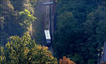 Am Hang des Königstuhles -

Standsteilbahnwagen Nr. 2 der Heidelberger Bergbahn im oberen Weichenbereich der Mittelstation Schloss. Oben die Brücke des Friesenweges. Aufnahme vom Turm der Heiliggeistkirche.

29.09.2024 (M)