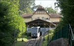 Das obere Ende der unteren Bergbahn -    Wagen 1 verlässt die Station Molkenkur auf der Fahrt hinunter nach Heidelberg.