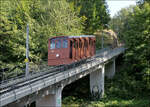 Das einzige markante Brückenbauwerk - 

... der Heidelberger Bergbahn führt oberhalb der Station Molkenkur über den Molkenkurweg.

19.09.2024 (M)

